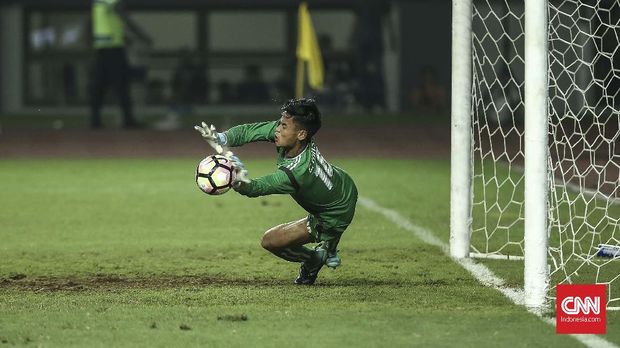Kiper timnas Kamboja U-19 Chea Vansak menggagalkan penalti Saddil Ramdani.