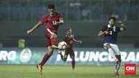 Indonesia menang 3-1 atas Kamboja. Lerby Eliandry (kiri) mencetak gol pembuka kemenangan pasukan Garuda.
