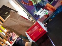 Wuih, Pria Ini Berani Bawa PS4 dan TV 32 Inci untuk Main Game di McDonald's!