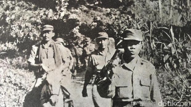 Markadi berjalan paling depan, mengiringi Solihin GP (naik kuda) saat Operasi Permesta, 1958. 