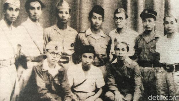 Kapten Waroka (duduk sebelah kanan) komandan pendaratan ke pantai utara Bali