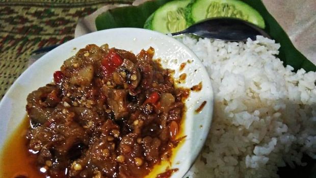 Oseng-oseng mercon yang sedap dinikmati dengan nasi hangat.