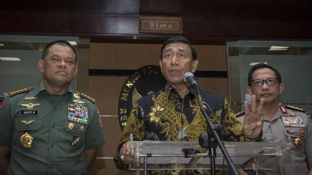 Tepisan Tangan Komandan Brimob dan Dilema Tito Karnavian