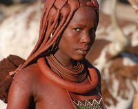 Suku di Pedalaman Afrika yang Warna Kulitnya Merah Suku di Pedalaman Afrika yang Warna Kulitnya Merah