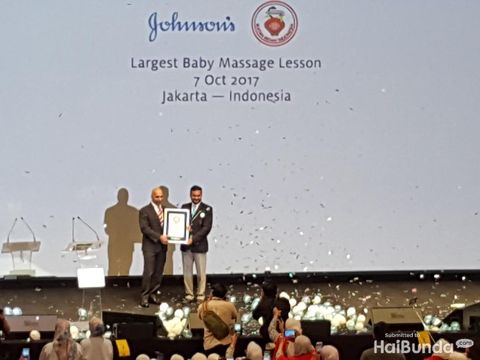 Rekor dunia pelatihan memijat bayi/