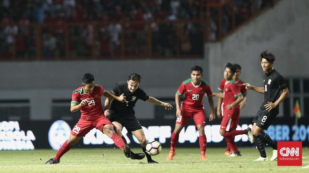 Timnas Indonesia U-19 beberapa kali mengalami kebuntuan di kotak penalti Thailand.