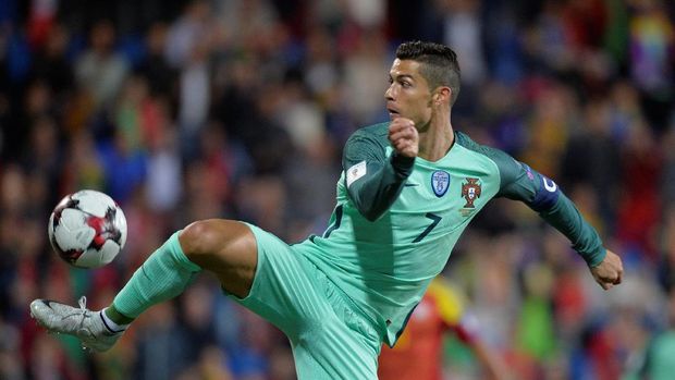 Cristiano Ronaldo lebih dijagokan Francesco Totti meraih pemain terbaik FIFA. (