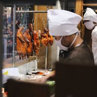 Ada juga pilihan makanan lainnya seperti bebek peking dan juga nasi hainan di Chinatown, Bandung.