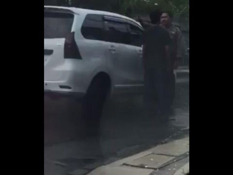 Pengendara mobil ini berhenti di tengah jalan dan bikin macet