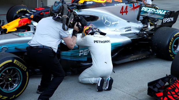 Lewis Hamilton di parc ferme usai memenangi GP Jepang.