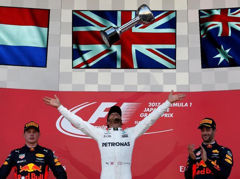 Lewis Hamilton merayakan kemenangan di GP Jepang.