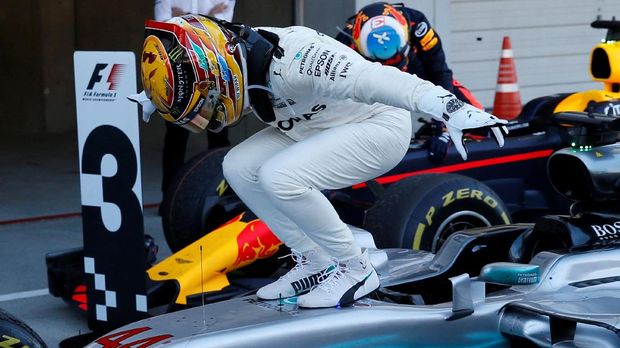 Lewis Hamilton memperlebar jarak dengan Sebastian Vettel usai memenangi GP Jepang.