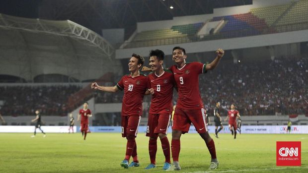 Witan Sulaeman (tengah) mencetak gol pertama Timnas Indonesia U-19.