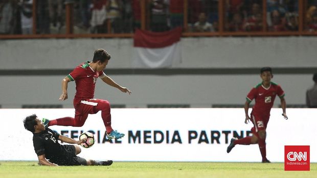 Egy Maulana Vikri kesulitan untuk menembus area pertahanan Korea Selatan.