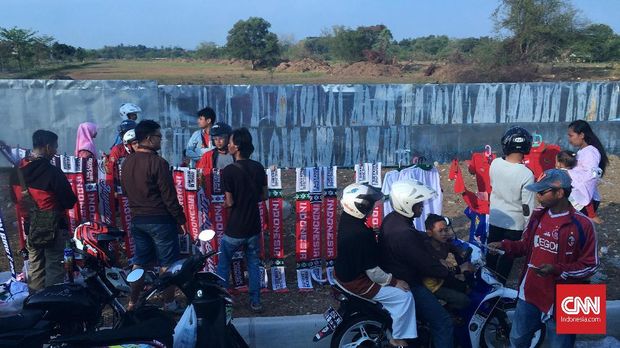 Pedagang menjajakkan dagangannya di sekitar Stadion Wibawa Mukti.