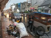 Waduh, Sampah Menumpuk di Jalan Otista Bandung