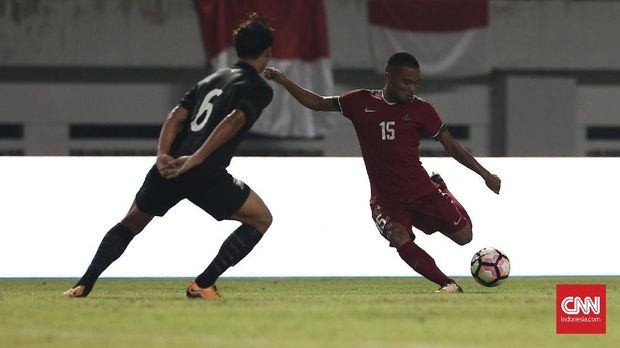 Tendangan kaki kiri Saddil Ramdani berbuah gol ketiga untuk Timnas Indonesia U-19.