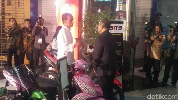 Selain mobil, Dahlan Iskan juga tunjukkan purwarupa sepeda motor listrik 