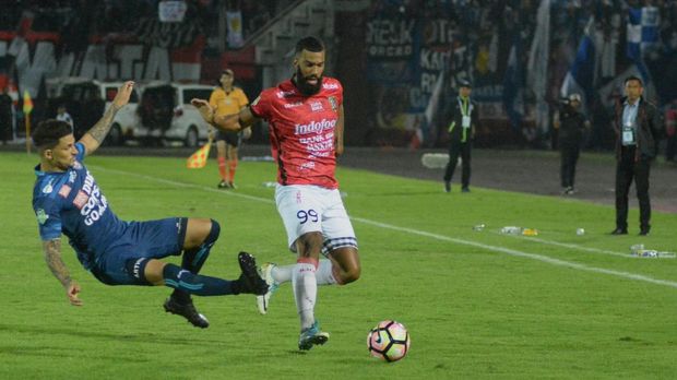 Sylvano Comvalius (kanan) berperan terhadap gol Stefano Lilipaly dengan memberikan umpan matang. (