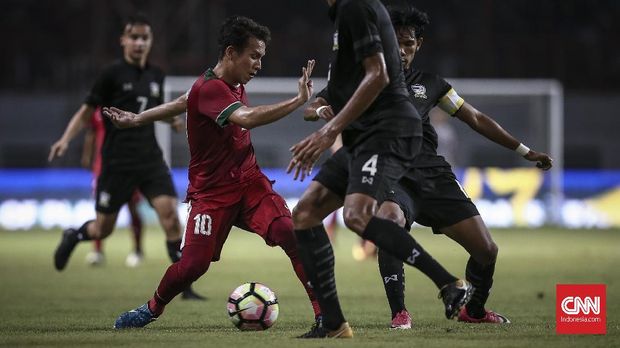 Egy Maulana sering curhat penampilan di atas lapangan bersama ayah angkatnya.