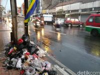 Waduh, Sampah Menumpuk di Jalan Otista Bandung