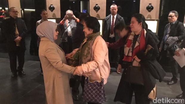 Istri Wapres Jusuf Kalla, Mufidah Jusuf Kalla sempat berbincang dan bertemu dengan Megawati Soekarnoputri dan Puan Mahari