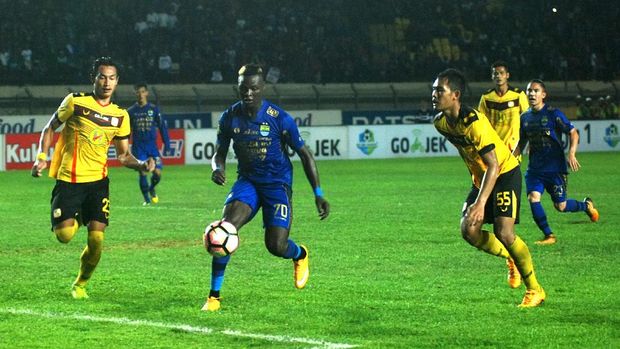Ezechiel N'Douassel bakal menjadi andalan Persib di lini depan Persib.