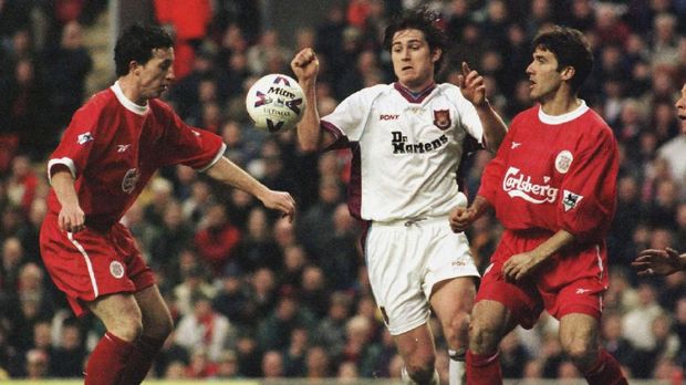 Karl-Heinz Riedle (kanan) juga pernah merumput di Liga Primer Inggris memperkuat Liverpool. (