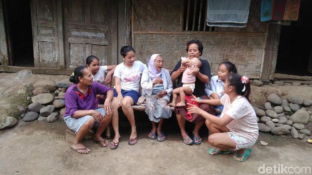Mbah Wiro bersama keluarga