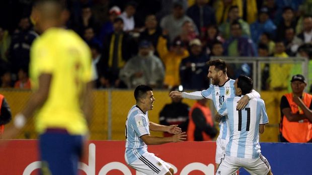 Lionel Messi mencetak gol keduanya sekaligus membawa Argentina unggul 2-1 atas Ekuador di babak pertama.