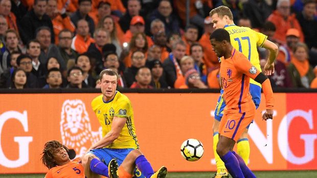 Georginio Wijnaldum dan rekan segenerasinya tak mampu mengangkat performa Belanda.