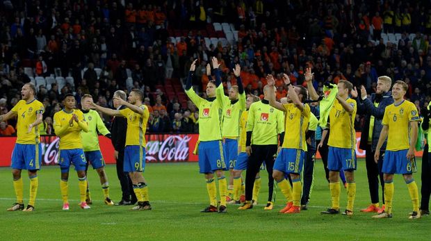 Swedia memastikan tampil di babak play-off meski kalah 0-2 dari Belanda di laga terakhir.