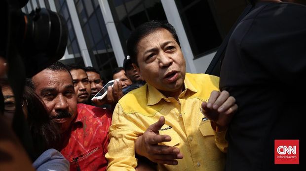 KPK mengeluarkan surat pencegahan ke luar negeri atas Setya Novanto usai ia memenangkan praperadilan kasus dugaan korupsi e-KTP.