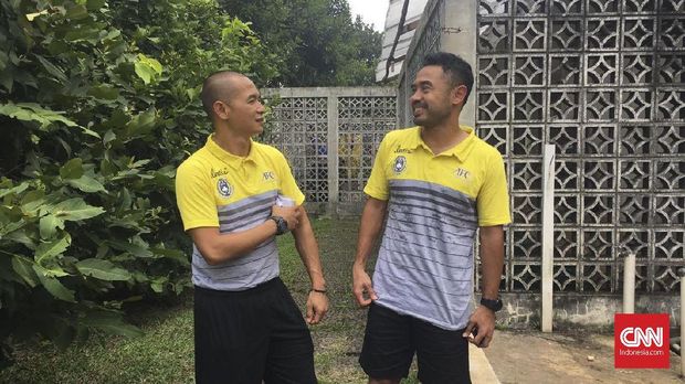Kurniawan Dwi Yulianto (kiri) saat tengah bercanda dengan Ponaryo Astaman di sela-sela kursus pelatih Lisensi A AFC. (