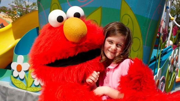 Foto bersama Elmo di Sesame Place./ Foto: sesameplace.com