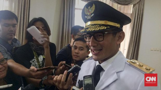 Membandingkan Anies dan Sandi dalam Busana Dinas Pemprov DKI