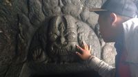 Salah satu ukiran arca di Gua Selomangleng