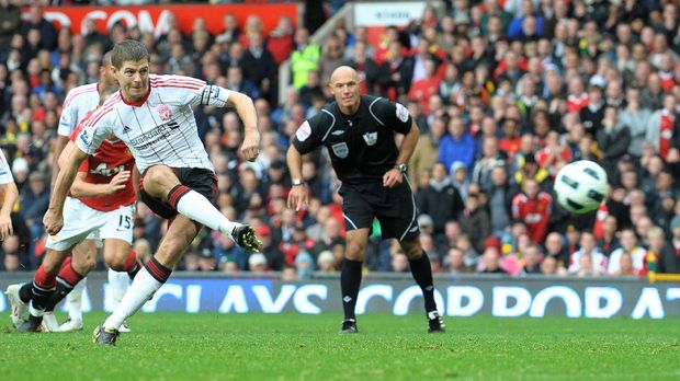 Steven Gerrard mencetak gol ke gawang Manchester United melalui tendangan penalti.