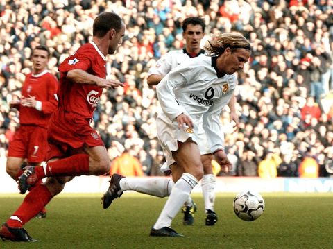 Diego Forlan sukses mencetak tiga gol ke gawang Liverpool.