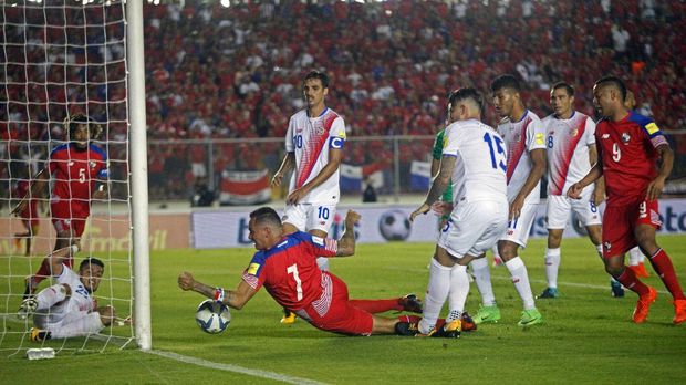 Momen ketika Gabriel Torres mencetak gol hantu di laga lawan Kosta Rika.