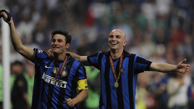 Javier Zanetti banyak memasukkan nama pemain Inter yang meraih treble seperti Esteban Cambiasso dalam tim pilihannya.
