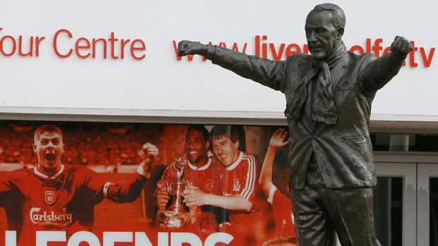 Patung Bill Shankly di luar Stadion Anfield.