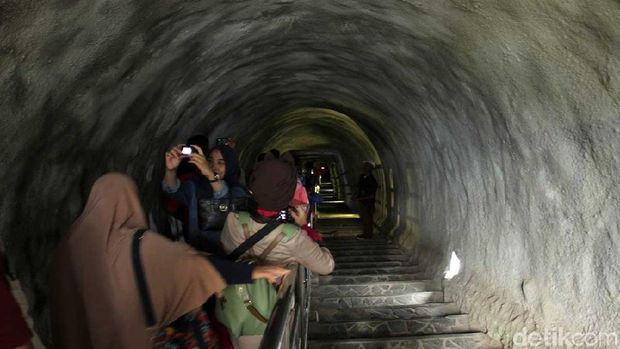 Terowongan menurun menuju Lubang Jepang (Randy/detikTravel)
