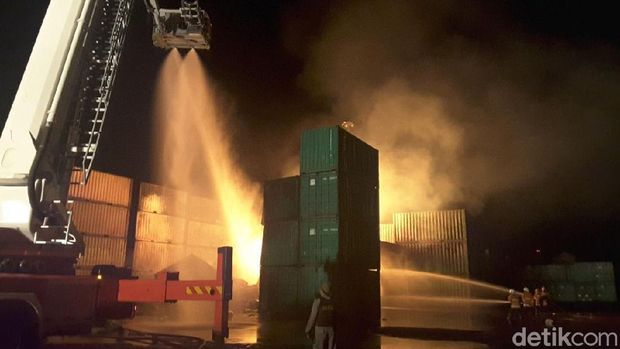 Diduga Elpiji Meledak, 7 Kontainer di Depo SPIL Membara