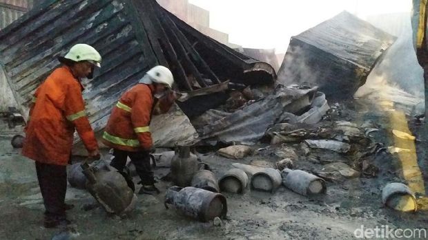 Diduga Elpiji Meledak, 7 Kontainer di Depo SPIL Membara