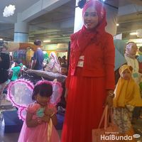 Khansa dan bundanya di Festival Bunda Happy/