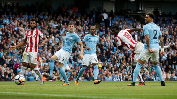 Mame Biram Diouf sempat memperkecil kedudukan, namun ia tak mampu menyelamatkan Stoke dari kekalahan 2-7 atas Manchester City.