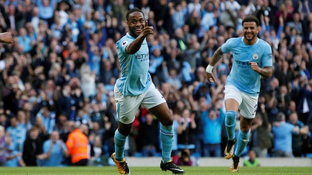 Raheem Sterling mencetak gol kedua Manchester City atas Stoke City di babak pertama.