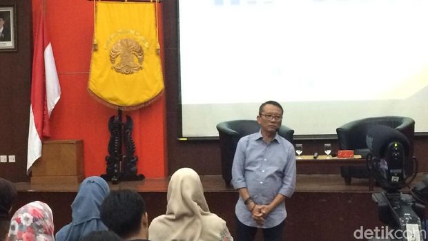 Gaya Santai Dirjen Pajak di Kampus UI: Jeans dan Onitsuka Tiger