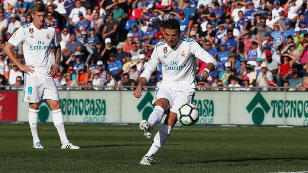 Demi Bertemu Ronaldo, Fan Nekat Menyamar